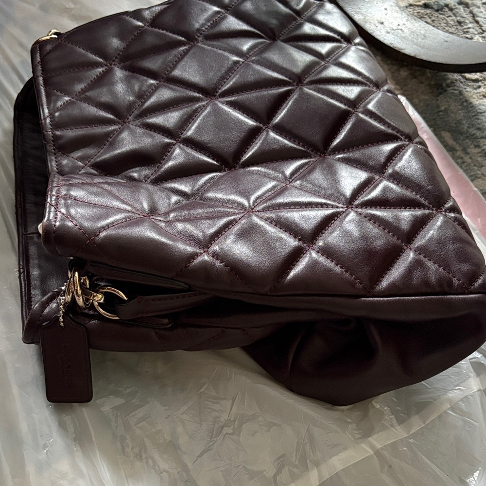 Elegant Quilted Brown Handbag - Picture 3 of 5